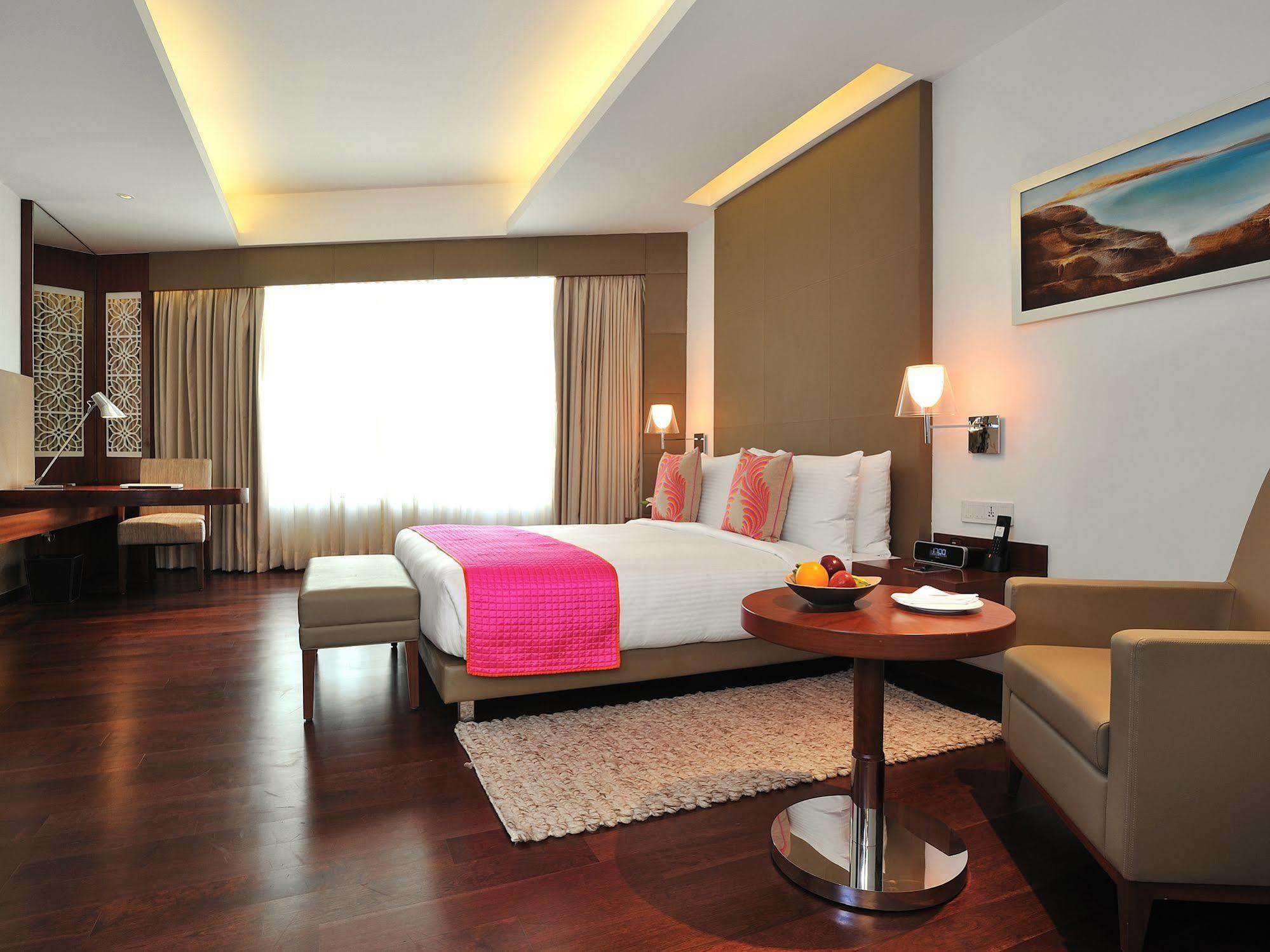 The Anya Hotel-Golf Course Road Gurgaon Exteriör bild